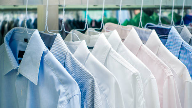 camisas de trabalhadores de escritório na limpeza a seco - shirt button down shirt hanger clothing - fotografias e filmes do acervo