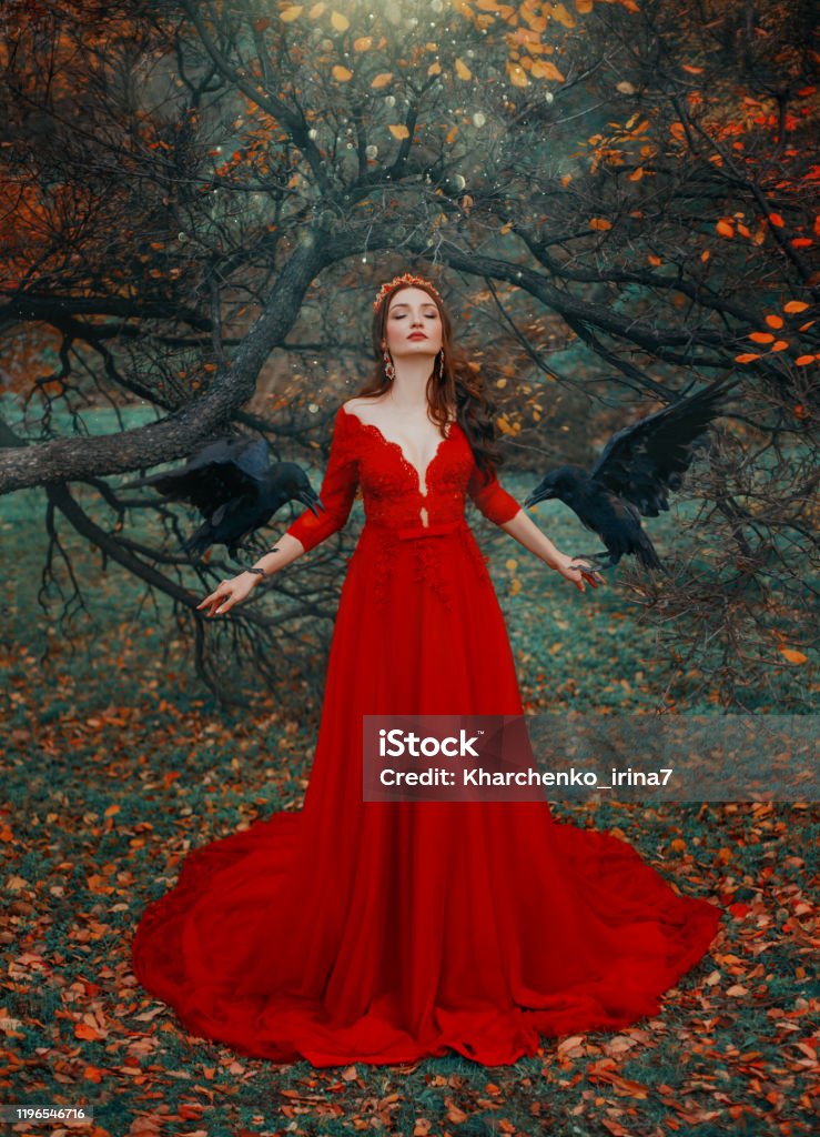 Atractivo Vestido Rojo De La Reina Persona Pelirroja Con Escote Profundo Dos Cuervos Sabios En Armas Los Rayos Solares Mágicos Brillan El Resplandor De Energía Y Los Destellos De Bendición Derramados Sobre Atractivo Vestido Rojo De La Reina Persona Pelirroja Con Escote Profundo Dos Cuervos Sabios En Armas Los Rayos Solares Mágicos Brillan El Resplandor De Energía Y Los Destellos De Bendición Derramados Sobre
