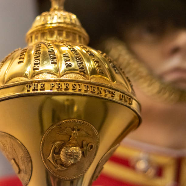 a maça dourada da banda do corpo de fuzileiros navais dos estados unidos drum major inscrita com "the president's own". - us marine corps fotos - fotografias e filmes do acervo