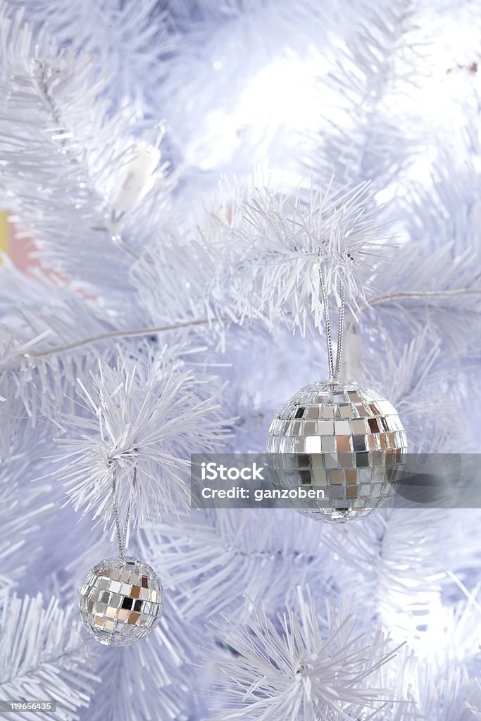 Bola de discoteca em um branco Árvore de Natal - Royalty-free Abeto Foto de stock