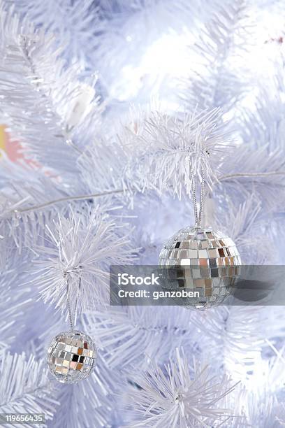 Bola De Discoteca Em Um Branco Árvore De Natal - Fotografias de stock e mais imagens de Abeto - Abeto, Advento, Bola de Árvore de Natal