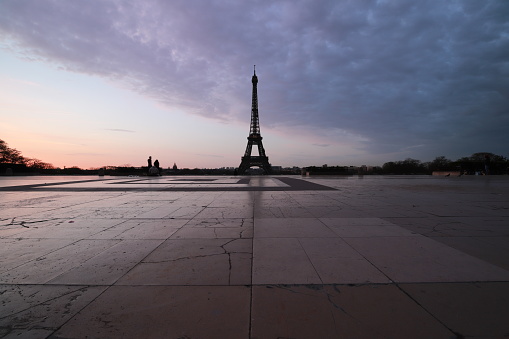 Sunrise and the Eiffel tower in Parus