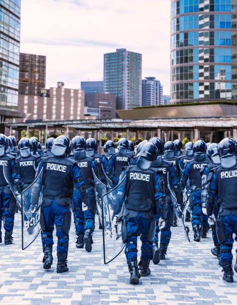 polizei-bereitschaftspolizei schützt den frieden der stadt - bereitschaftspolizist stock-fotos und bilder