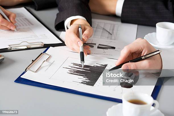 Foto de Mãos De Empresários e mais fotos de stock de Apresentação - Discurso - Apresentação - Discurso, Aprimoramento, Arranjar