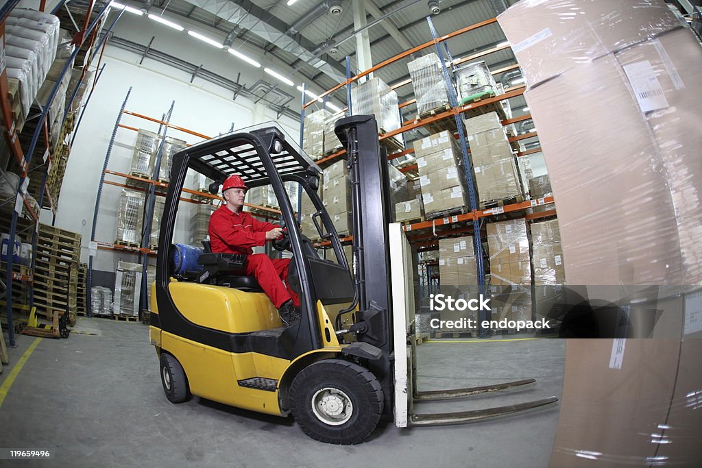 Chariot élévateur en entrepôt le rechargement palettes camion - Photo de Entrepôt libre de droits