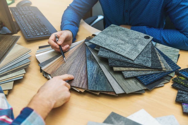 interior design - il cliente sceglie il materiale del pavimento dai campioni presso la fabbrica di pavimenti - carpet sample foto e immagini stock