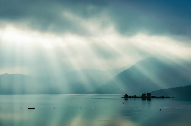 rayo crepuscular sobre la ''luna del sol del lago'' en taiwán - sun moon lake fotografías e imágenes de stock