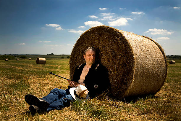 Descansar agricultor no campo - fotografia de stock