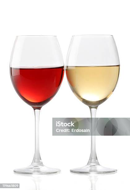 Due Bicchieri Di Vino - Fotografie stock e altre immagini di Vino bianco - Vino bianco, Bicchiere, Rosso