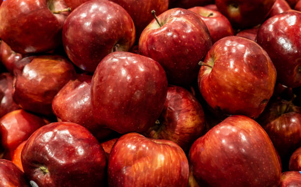 close-up de maçãs vermelhas do rasgo - agriculture autumn apple greengrocers shop - fotografias e filmes do acervo