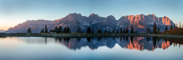 pôr do sol da escala de montanha de kaiser mais selvagem que reflete no lago - austria mountain peak mountain panoramic - fotografias e filmes do acervo