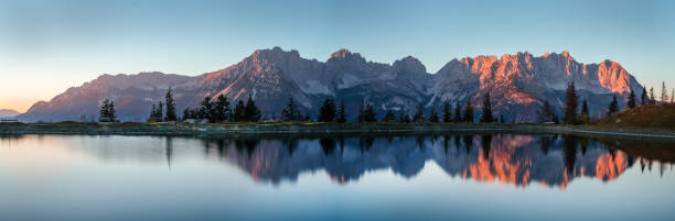 уайлдер кайзер горный хребет закат отражается в озере - austria mountain peak mountain panoramic стоковые фото и изображения