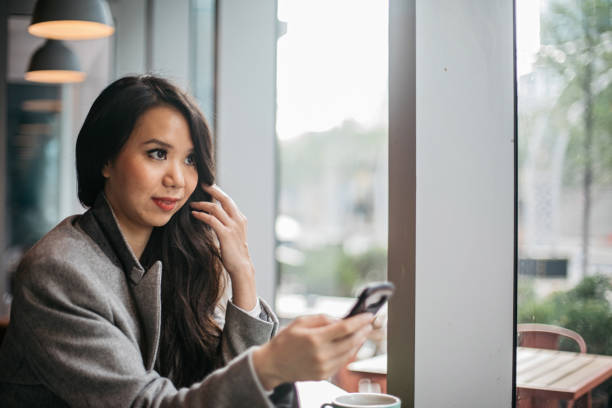 mujer joven usando el teléfono móvil en la cafetería - croissant telephone coffee shop on the phone fotografías e imágenes de stock