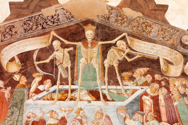 clusone (bergamo, lombardy, italy) - oratorio dei disciplini: danza macabra, dance of the death, ancient fresco - oratory imagens e fotografias de stock