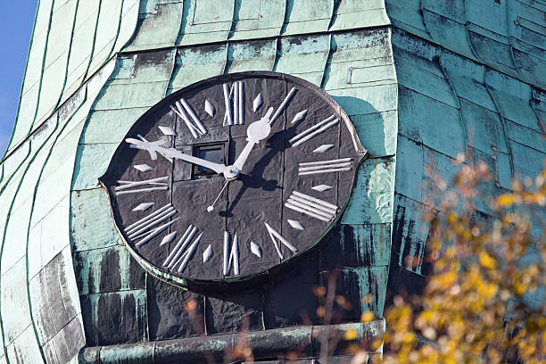 vecchio orologio sulla cattedrale di san giacomo, riga, lettonia - autumn clock roof colors foto e immagini stock