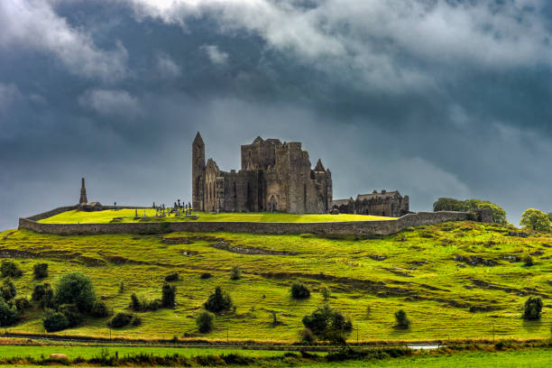 rock of cashel - republic of ireland irish culture old ancient fotografías e imágenes de stock