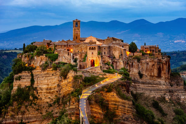 fortaleza en una roca en lazio - civita di bagnoregio fotografías e imágenes de stock