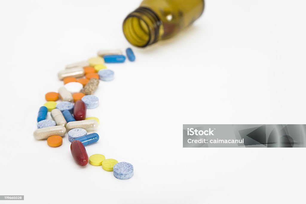 Красочные поток таблетки, исходящие от Пузырёк с таблетками - Стоковые фото Антибиотик роялти-фри