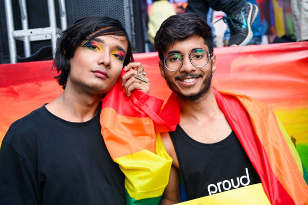 гей и лесбиянки ( лгбт ) сообщество проведения радуга флаг и участвует в радуга гордость ходить в калькутте, индия - lesbian gay man rainbow multi colored стоковые фото и изображения