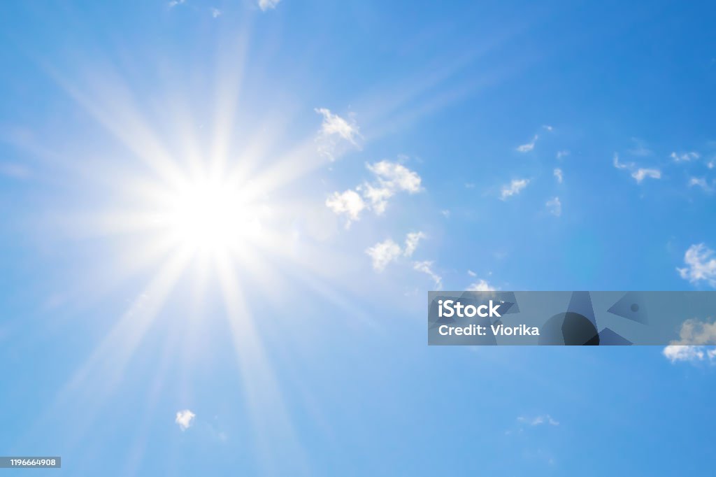 明亮的太陽與美麗的光束在天空與雲 - 免版稅太陽圖庫照片