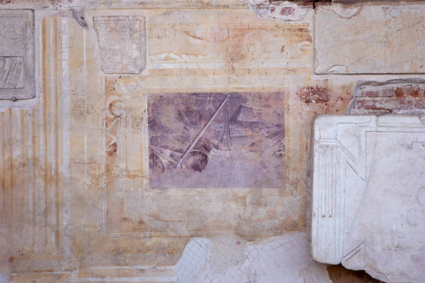 추상 골동품 벽 배경 패턴입니다. 장식, 장식 레이어. 오래된 중세 벽 표면에 풍화 화려 요소. 더 이상 사용되지 않는 디자인입니다. 과거 시간 배경입니다. 고고학 사이트입니다.  캄포산토 기념 - camposanto monumentale 뉴스 사진 이미지
