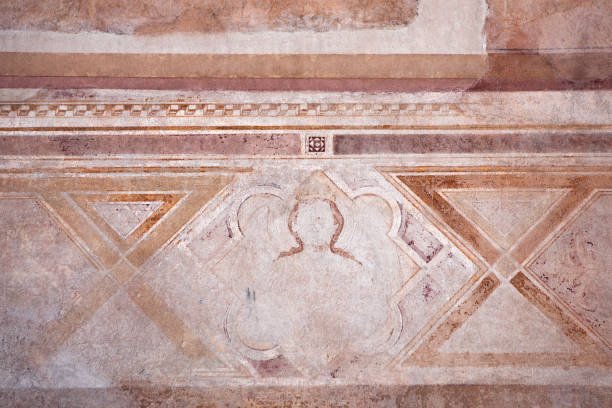 parede antiga abstrata. pinturas decorativas desbotadas na superfície medieval velha da parede do emplastro. conceito obsoleto. passados tempos de fundo.  camposanto monumentale, pisa, itália. - camposanto monumentale - fotografias e filmes do acervo