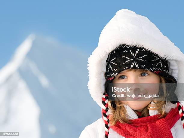 Ragazza Ritratto Di Inverno - Fotografie stock e altre immagini di Abiti pesanti - Abiti pesanti, Adulto, Alpi