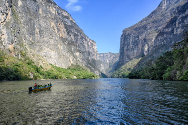 Canyon National Park Sink The Cañon del Sumidero is a natural park in the state of Chiapas Mexico that is crossed by the Grijalva river, at its highest part measuring 3280 feet high mexico chiapas cañón del sumidero stock pictures, royalty-free photos & images