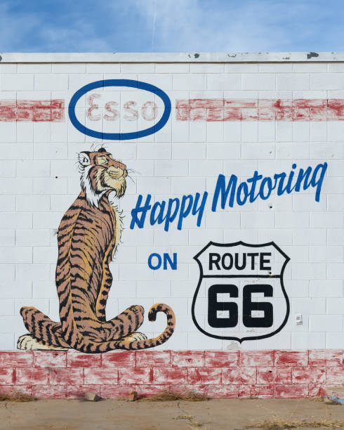 murale di automobilità felice sulla route 66 - motoring foto e immagini stock