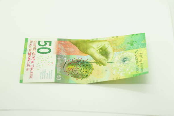 pięćdziesiąt franków szwajcarskich odizolowanych na białym tle - swiss currency franc sign switzerland currency zdjęcia i obrazy z banku zdjęć
