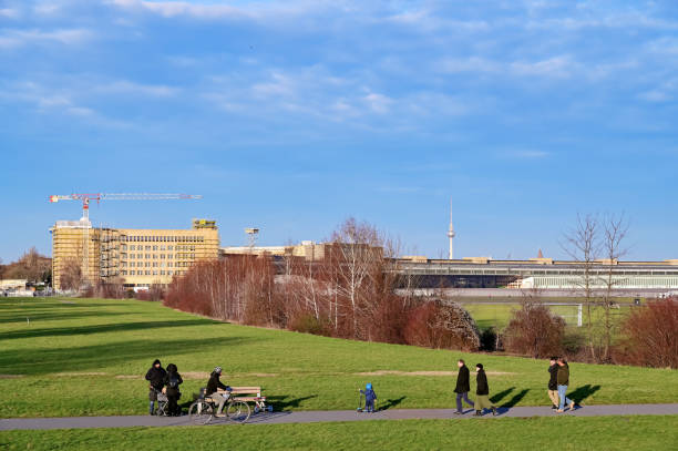 ベルリン中心部の旧テンペルホーフ空港のエリアを見渡せます。 - tempelhof ストックフォトと画像