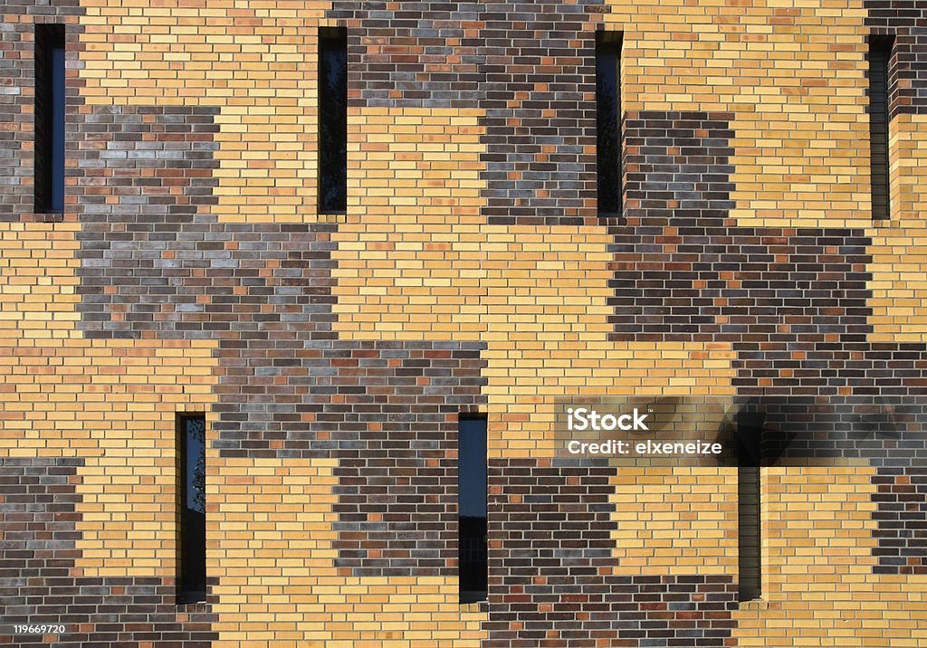 Mur de briques avec des fenêtres - Photo de Beige libre de droits