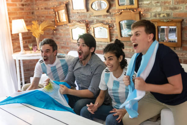 grupo argentino alegre de amigos viendo partidos de fútbol en la televisión, celebrar un gol - argentina mundial fotografías e imágenes de stock