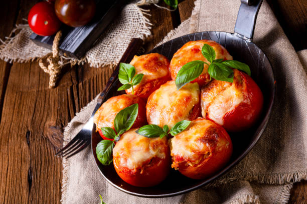 tomates enchidos com carne e queijo triturados - stuffed tomato - fotografias e filmes do acervo