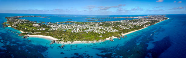 la vista aérea de los drones de la isla de las bermudas - triángulo de las bermudas fotografías e imágenes de stock