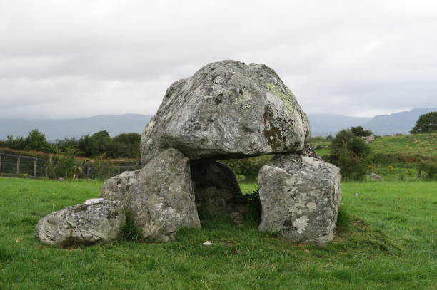 jeden z wielu grobowców na cmentarzu carrowmore megalithic w północno-zachodniej irlandii - carrowmore zdjęcia i obrazy z banku zdjęć