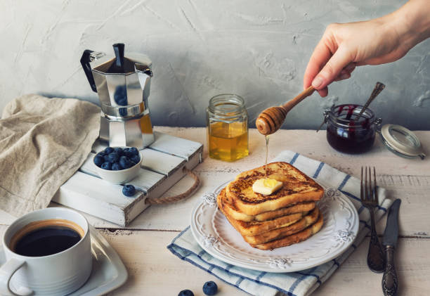 tostadas francesas con mantequilla y arándanos para el desayuno - french toast toast butter breakfast fotografías e imágenes de stock