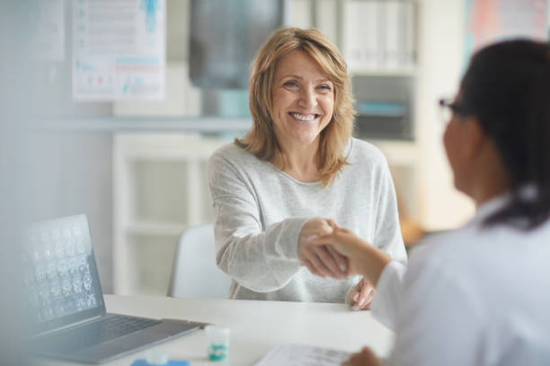 patient visiting her doctor - happy doctor imagens e fotografias de stock