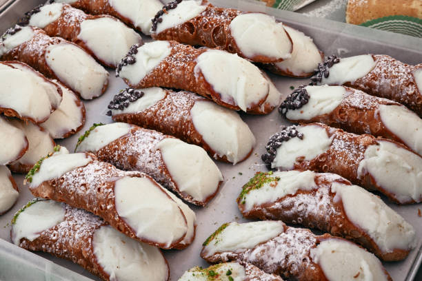 italienische cannoli, traditionelle sizilianische sizilianische dessert - cannoli italian culture ricotta dessert stock-fotos und bilder