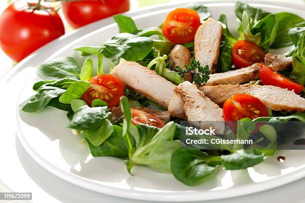 Salada Com Peito De Frango Frescos - Fotografias de stock e mais imagens de Alface - Alface, Alimentação Saudável, Almoço