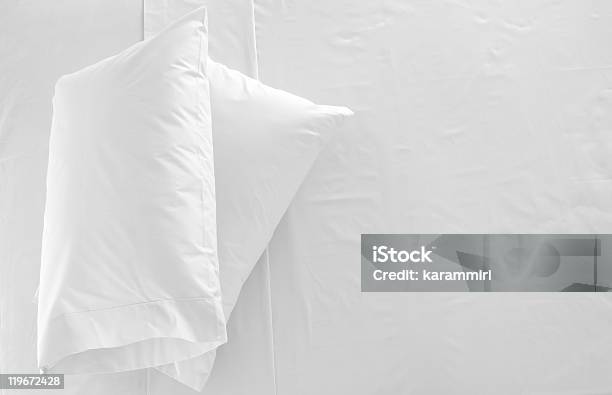 Biancheria Da Letto - Fotografie stock e altre immagini di Bianco - Bianco, Cuscino - Biancheria da letto, Lenzuolo