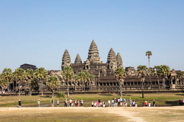 vista de ankor wat temple towers con turistas siem reap camboya asia - ankor fotografías e imágenes de stock