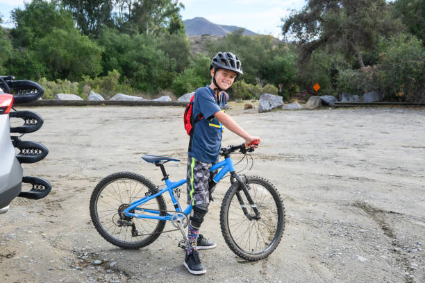 acqua potabile mtb per bambini da un pacchetto di idratazione - thrist foto e immagini stock