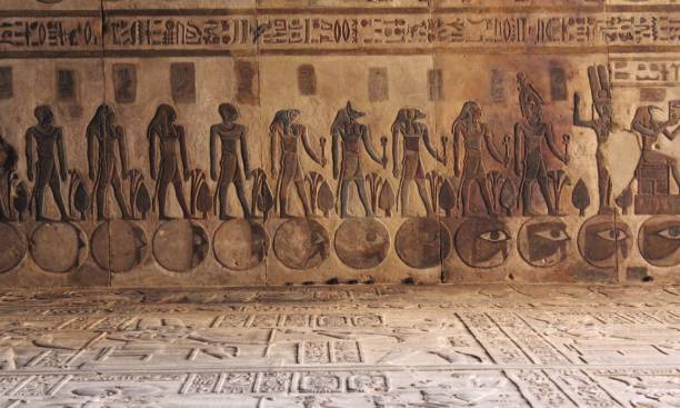 piękne rysunki sufitowe w świątyni khnum w esna w luksorze - luxor africa archaeology architecture zdjęcia i obrazy z banku zdjęć