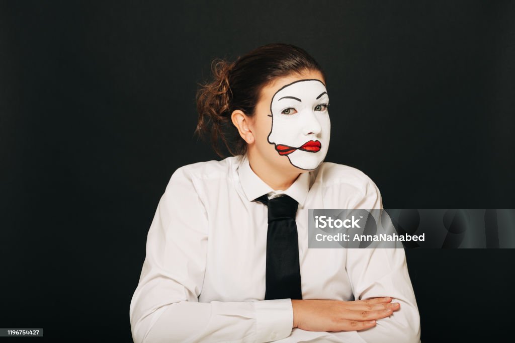 Mujer Actriz Con Doble Cara Maquillaje Estudio Retrato Foto de stock y más banco de imágenes de Actriz - iStock Mujer Actriz Con Doble Cara Maquillaje Estudio Retrato Foto de stock y más banco de imágenes de Actriz - iStock