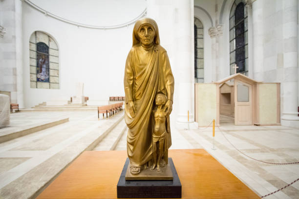 Statue of Mother Theresa taken inside the Pristina Cathedral. Also called Nena Tereza, Mother Theresa was an Albanian catholic nun and missionary. Picture of the interior of the Prishtina Cathedral in Kosovo, with a focus on a statue of Mother Theresa. Mary Teresa Bojaxhiu commonly known as Mother Teresa and honoured in the Catholic Church as Saint Teresa of Calcutta, was an Albanian-Indian Roman Catholic nun and missionary majkav stock pictures, royalty-free photos & images