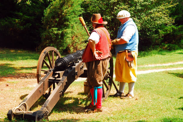 식민지 대포 발사 - colonial style armed forces historical reenactment usa 뉴스 사진 이미지