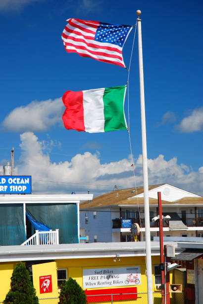 una bandera americana e italiana sobrevuela un lugar de negocios - north eastern italy fotografías e imágenes de stock