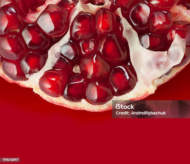 Granada Sobre Um Fundo Vermelho - Fotografias de stock e mais imagens de Comida - Comida, Comida Doce, Cor de rosa
