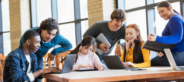 teenager-mädchen mit down-syndrom, freunde mit laptops - school gymnasium fotos stock-fotos und bilder